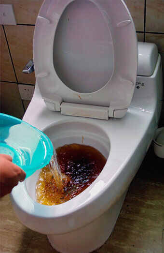 https://comoblockeddrains.com.au/uploads/2025/07/blocked-toilet-93159.jpg